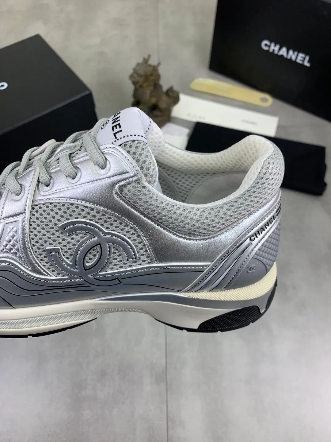 Men's Men's Shoes P620 New Chanel Chanel 25K Silver Horn Golden Horn King Casual Sports Shoes Original purchase and development Made by Xiaoxiang C Home Another super popular item in the counter, loved by Internet celebrity bloggers and ladies, various praises on social platforms, super popular, textured, breathable and super spring and summer. Seeing this issue always arouses the inner desire of fashion among girls. The latest suede material, classic black and white color, full of fashionable feeling on the feet. Easy to take care of, exquisite packaging at the delivery counter🛍📦 ▪️Fabrics: Original customized imported cowhide + mesh ▪️Inner lining: Customized imported breathable mesh ▪️Sole: Original molded rubber foam material ▪️Sole thickness: 4.5CM ▪️Size: 38-44